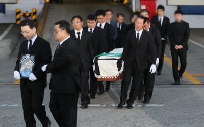 김창호 대장 등 히말라야 원정대원 시신 인천공항 도착…유족들 통곡