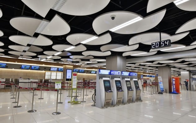 2009년부터 10년에 걸쳐 새단장해 17일 개장한 김포공항 국내선 여객터미널 내부 모습. 한국공항공사 제공