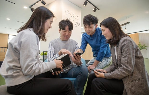 삼성전자-서울대 공동연구소에 위치한 C랩 라운지에서 C랩 과제원들이 아이디어를 교류하고 있다.