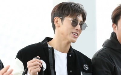 [공항패션 잇 아이템] 유노윤호 '촌티 벗었다' 보머 자켓으로 완성한 '스웩~'