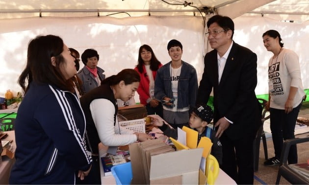 도성훈 인천교육청 교육감이 20일 열린 '학부모 에듀페스티벌'에 참석해 학부모 동아리의 활성화에 대해 상담하고 있다. 인천교육청 제공