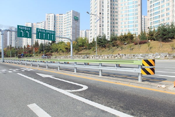 경기도에 설치된 분체도장 가드레일, 충돌 시 지주꺾임 방지