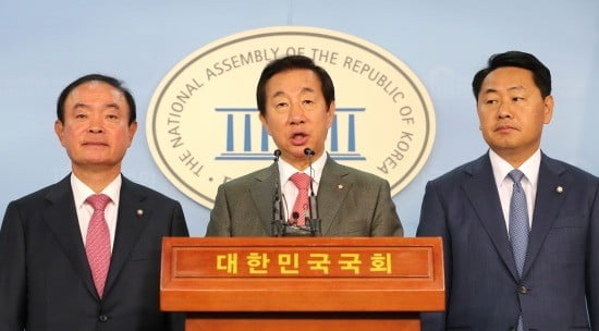 민주평화당 장병완(왼쪽부터), 자유한국당 김성태, 바른미래당 김관영, 원내대표가 22일 오전 국회 정론관에서 서울시 산하 서울교통공사의 고용세습 의혹에 대한 국정조사를 촉구하는 기자회견을 열고 발언하고 있다. 사진=연합뉴스