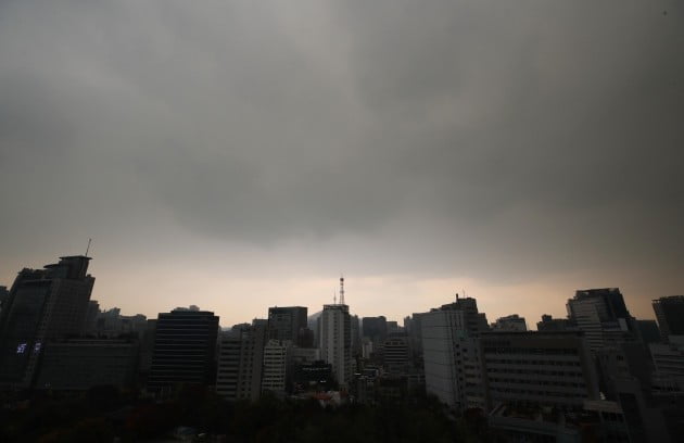 날이 흐리고 중부지방을 중심으로 비가 내리는 23일 오전 서울 시내 하늘에 먹구름이 드리우고 있다. [사진=연합뉴스]