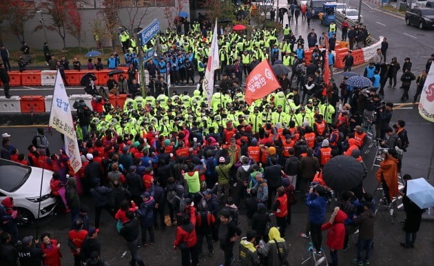 23일 오전 서울 동작구 노량진시장에서 구 시장 상인들이 수협의 명도 강제집행에 저항하며 충돌을 빚고 있다. [사진=연합뉴스]