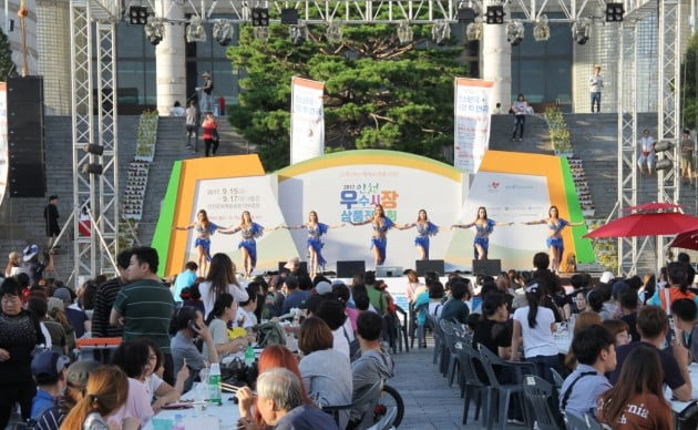 지난해 인천문화예술회관 야외광장에서 열린 인천시 전통시장 우수상품 전시회 행사 장면. 인천시 제공
