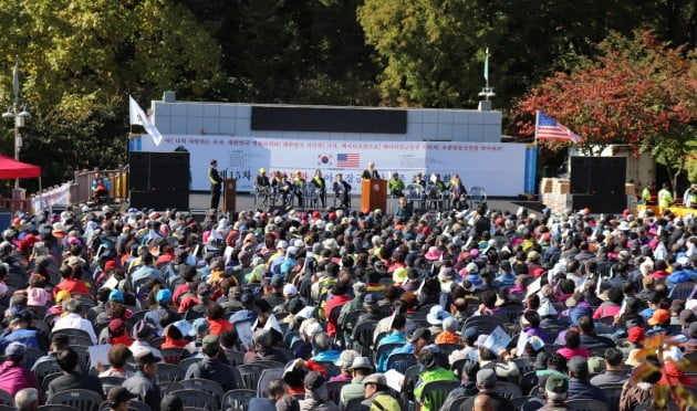 인천지구황해도민회는 24일 오후 1시30분부터 인천 중구 송학동 자유공원에서 국가안보결의대회 및 맥아더동상 보존 결의대회를 열었다. 강준완 기자 