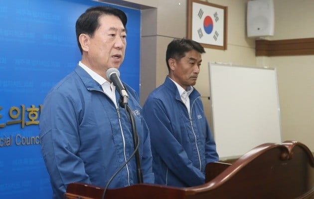 제주 삼다수를 생산하는 제주도개발공사 오경수 사장이 지난 24일 제주도의회 도민의 방에서 기자회견을 열어 최근 공장에서 발생한 사망사고에 대해 사과하고 있다. [사진=연합뉴스]