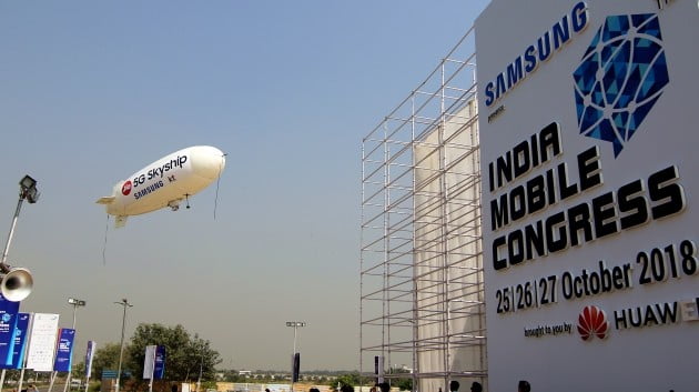 ‘인도 모바일 콩그레스 2018’ 행사장에서 5G 스카이십이 비행하고 있다./사진=KT