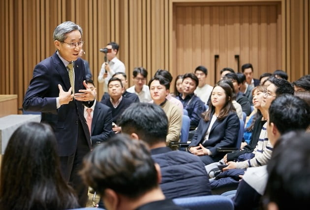 KB금융그룹 윤종규 회장이 The-K 타워 지하 2층 그랜드홀에서 KB금융그룹 직원 약 300여명과 '직원과의 자유로운 질문 및 답변' 코너를 진행하고 있다. 