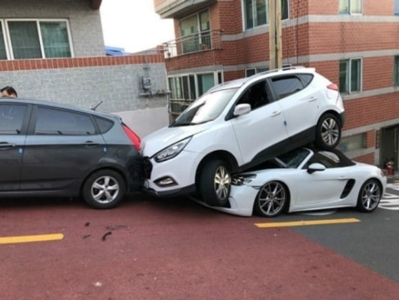 [아차車] 포르쉐가 투싼을 '어부바'한 아찔한 순간