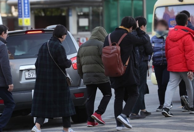 아침 기온이 영하권으로 떨어지는 등 올가을 들어 가장 추운 날씨를 보인 30일 오전 서울 영등포구 대방역 인근에서 시민들이 두꺼운 외투를 입고 출근하고 있다. [사진=연합뉴스]