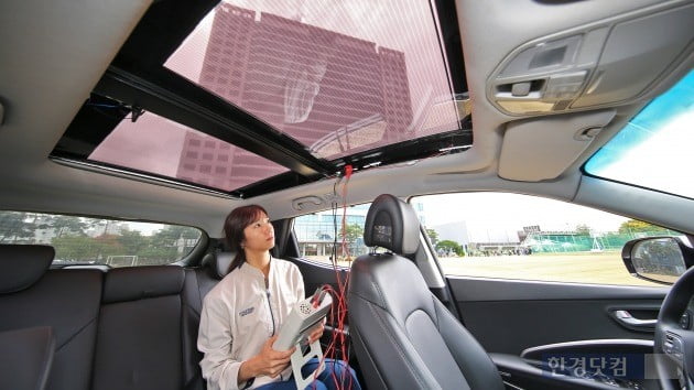 현대자동차 연구원이 자동차 지붕에 태양광 패널을 설치해 배터리를 충전하고 있다. (사진=현대차) 