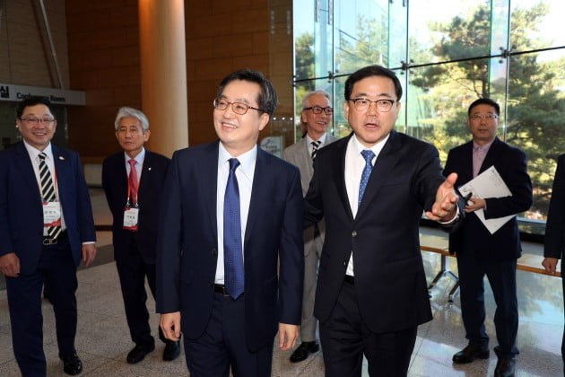 허성무 창원시장, 김동연 경제부총리에 "산업체질 개선 위한 전략산업" 지원 요청