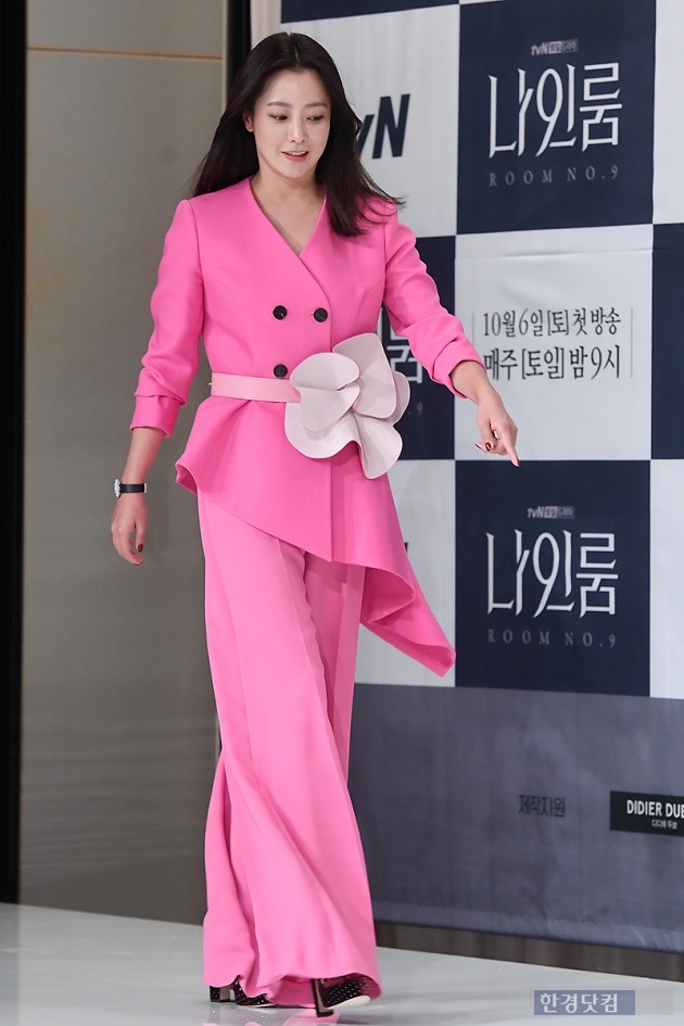 [포토] 김희선, '핑크빛 의상 입고 우아하게~'