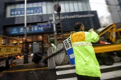 [포토] 태풍 콩레이에 쓰러진 신호등