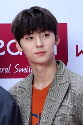  워너원 황민현, '매력적인 눈매'