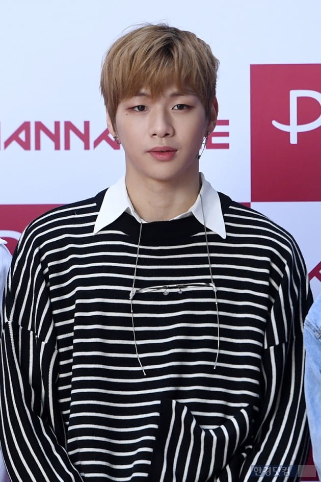 [포토] 워너원 강다니엘, '안경 목걸이 끼고 왔어요~'