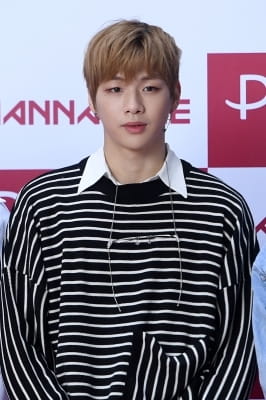 [포토] 워너원 강다니엘, '안경 목걸이 끼고 왔어요~'