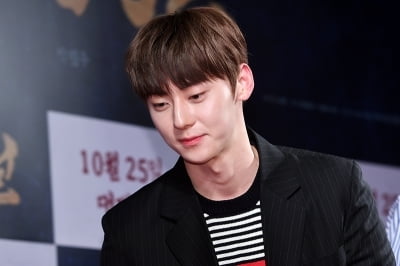 [포토] 워너원 황민현, '수줍은 미소 지으며'