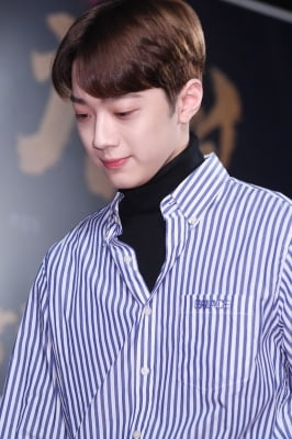 [포토] 워너원 라이관린, '우유처럼 하얀 피부'