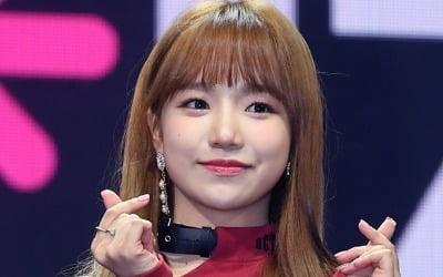 [포토] 아이즈원 조유리, '심쿵 하트 발사'