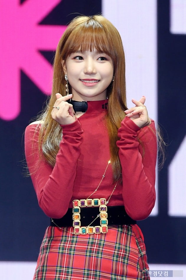 [포토] 아이즈원 조유리, '더블 하트'