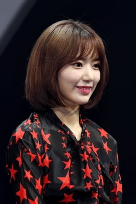 [포토] 아이즈원 미야와키 사쿠라, '질문에 집중 또 집중~'