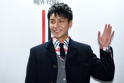 [포토] 이승기, '훈훈한 손인사'