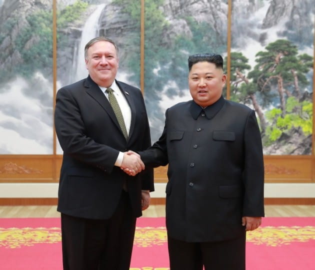 마이크 폼페이오 미 국무부 장관과 김정은 북한 국무위원장, 출처 : 도널드 트럼프 대통령 트위터
