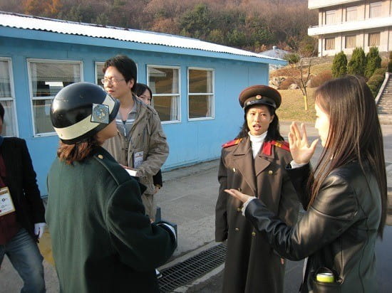 영화진흥원 교육 프로그램으로 판문점 세트장에서 수어통역을 하고 있는 고인경씨(맨 오른쪽). 사진=고인경