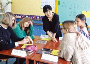 한국어 예비교원 조세련 씨(가운데)가 카자흐스탄 한글학교에서 현지 학생들을 대상으로 한국어를 가르치고 있다.  /국민대 제공 