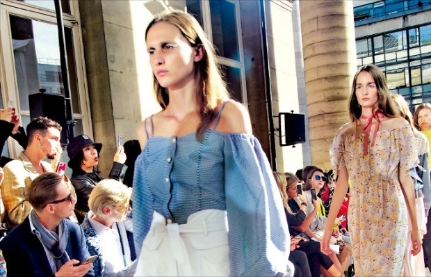 프랑스 파리에서 지난달 30일 열린 이청청 디자이너의 패션쇼에서 모델이 여성복 브랜드 라이의 옷을 선보이고 있다. /민지혜  기자 