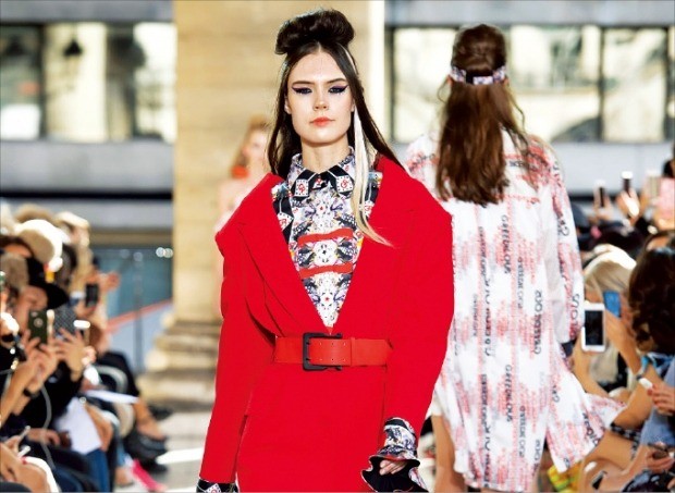 K패션프로젝트가 열린 파리 패션쇼에서 박윤희 그리디어스 대표의 옷을 입은 모델들이 런웨이를 걷고 있다. /민지혜 기자 