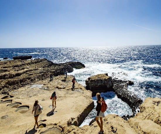몰타의 명물이었던 아주르 윈도는 사라졌지만 고조섬 해변은 파노라마처럼 펼쳐진 해변 풍광으로 여전히 많은 관광객의 발길이 이어진다. 작은 사진은 무너지기 전 아주르 윈도. 