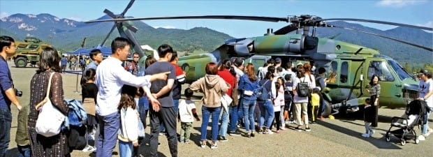 지상군 페스티벌…‘헬기 체험’하는 시민들 