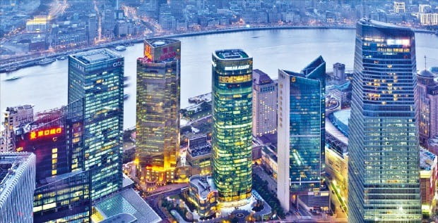 미래에셋자산운용의 부동산펀드가 투자한 중국 상하이 푸둥지구의 미래에셋상하이타워.  /미래에셋자산운용 제공
 