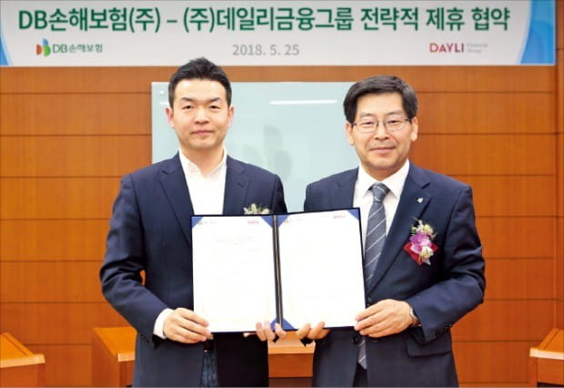 김영만 DB손해보험 부사장(오른쪽)과 신승현 데일리금융그룹 대표는 지난 5월 인슈어테크 협력을 위한 전략적 제휴협약을 체결했다. /DB손보 제공 