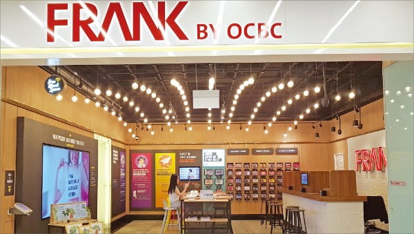 < OCBC 프랭크 오프라인 매장  카지노 룰렛 사이트의 대표적 쇼핑 거리인 오차드에 있는 오프라인 매장. 젊은 고객들은 친구들과 쇼핑하러 나왔다가 은행 업무를 보거나 다양한 라이프 스타일 팁을 얻기 위해 오프라인 매장에서 시간을 보낸다. 