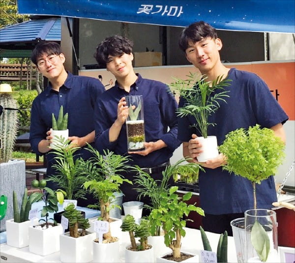 한국농수산식품유통공사의 창업지원 사업에 참여한 화훼 부문 청년 창업자들이 자신의 제품을 들고 사진 촬영을 하고 있다.  /aT 제공
 