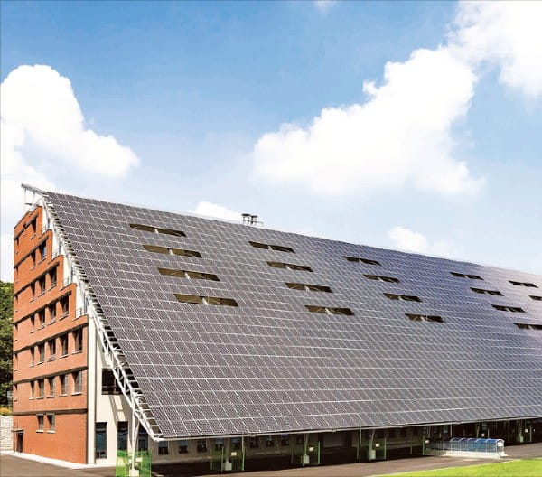 KCC는 고부가가치 제품을 개발하기 위해 경기 용인시 마북동에 중앙연구소를 신축했다. 건물 외벽에 대규모 태양광발전 설비가 설치된 종합 연구동 모습.  /KCC 제공
