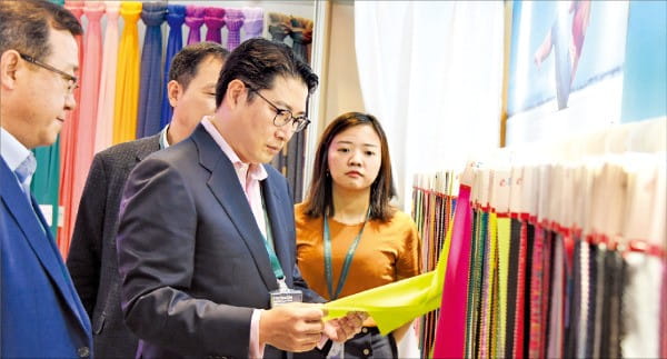 조현준 효성 회장이 지난 1일 중국 상하이에서 열린 ‘인터텍스타일 상하이 2018’에 참석해 섬유 제품을 살펴보고 있다.  /효성 제공 