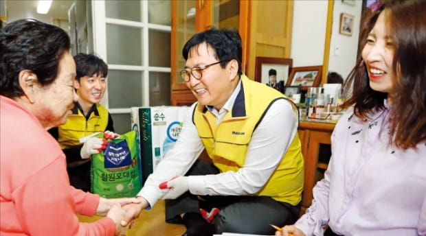 박상신 대표가 10일 서울 무악동 기초생활수급자 가정을 찾아 쌀과 두루마리 휴지를 전달한 뒤 주민과 악수하고 있다.   /대림산업 