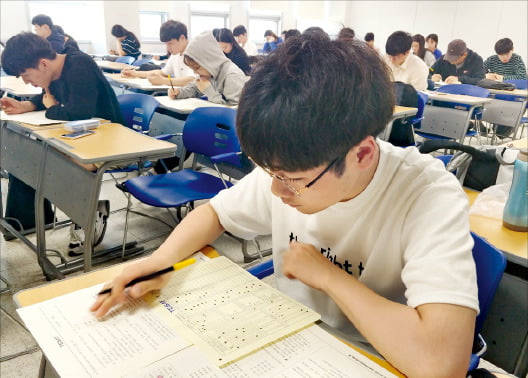 [테샛 공부합시다] 이세찬 하나고 학생, 네 번 도전 끝에 고교 1등…김진석 안양외고 학생, 2등 최우수상 차지