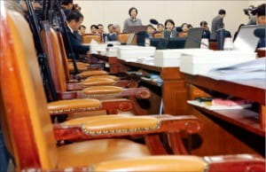 "유은혜 인정 못해"…차관에 질의한 한국당