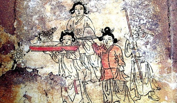 경기 밀양 고법리 박익(1332~1398)의 묘에 있는 벽화. 고려왕조 때인 14세기 비(婢)를 포함한 여인들의 모습이 저고리의 품새만큼이나 자유로워 보인다.
 