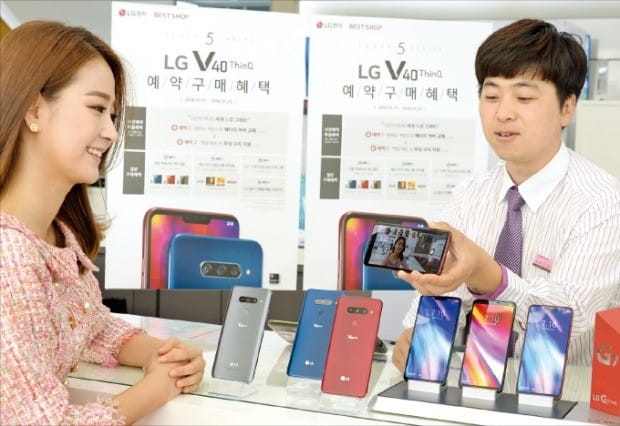 LG전자가 오는 17일부터 1주일 동안 하반기 전략 스마트폰인 V40 씽큐(ThinQ)를 예약 판매한다. 정식 출시일은 24일, 출고가는 104만9400원이다. /LG전자 제공 