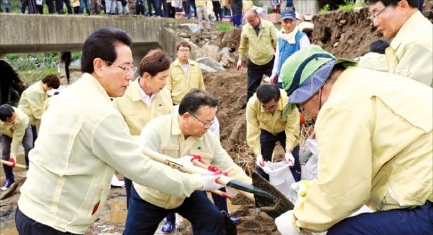 김영록 전남지사(맨 왼쪽)가 지난 7월 집중호우로 피해를 본 전남 보성을 방문해 현장 복구를 돕고 있다. /전라남도  제공 