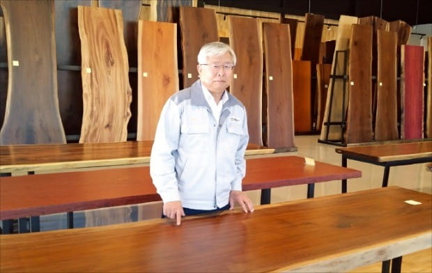 이경호 영림목재 회장이 나무로 갤러리에서 우드슬랩 제품을 설명하고 있다.  /김진수 기자
 