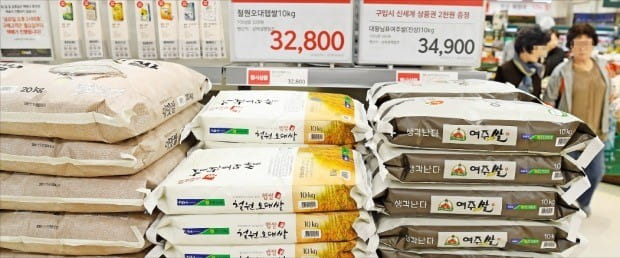 < 쌀값 47% 급등 > 이번달 산지 정곡(20㎏ 기준) 가격이 1년 전보다 47% 급등하는 등 쌀값 고공행진이 이어지고 있다. 서울 시내 한 마트에 쌀 포대가 쌓여 있다.  /강은구  기자 egkang@hankyung.com